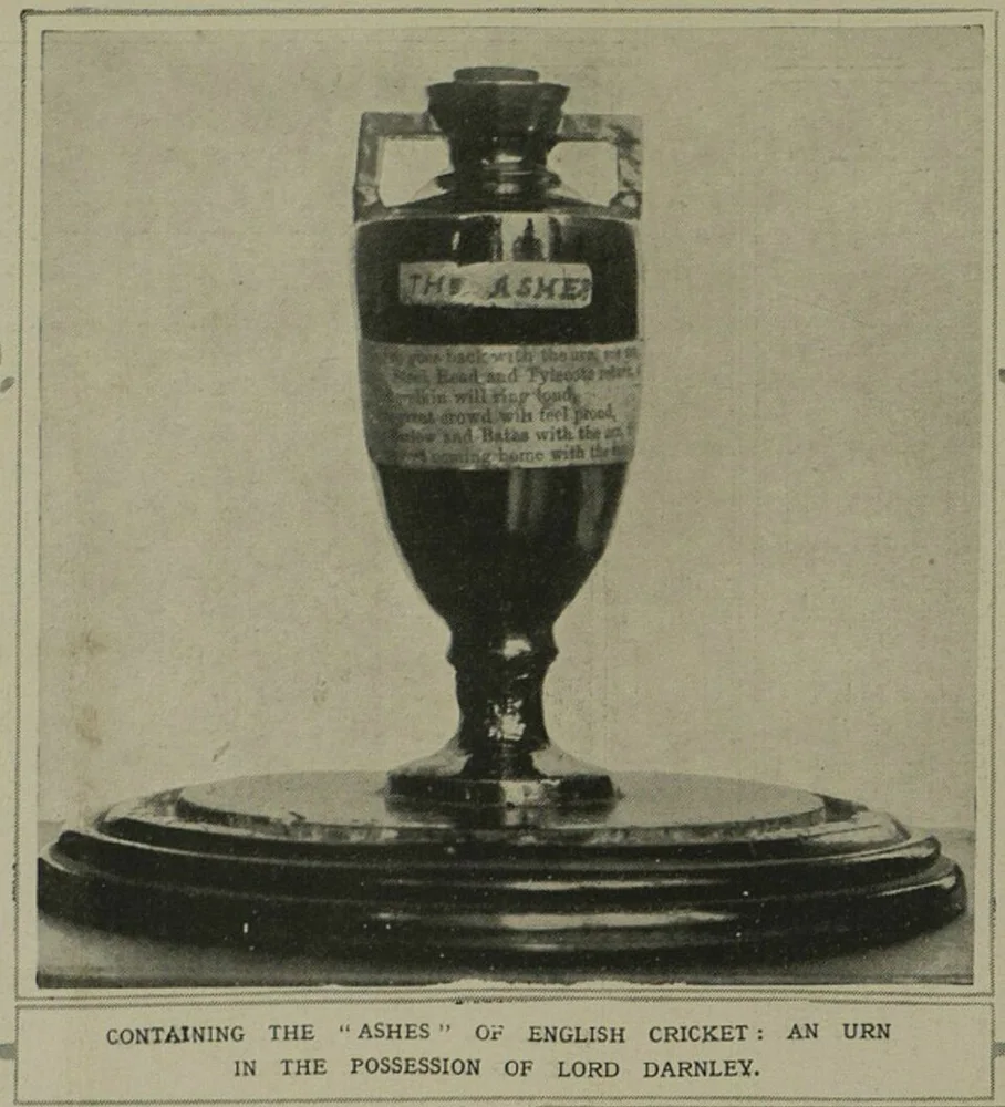 Historic photograph of the small Ashes urn with two handles, an inscription and a round display base.